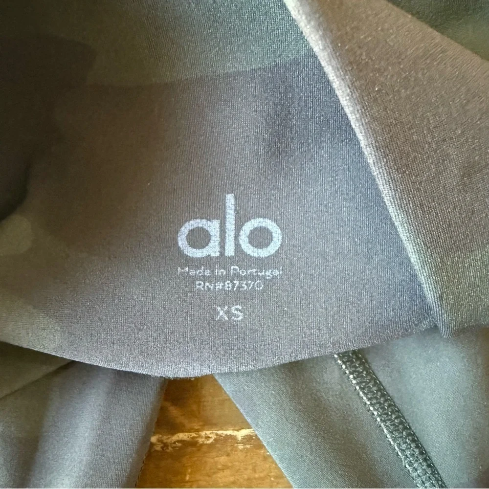AloCamo High-Waisted Leggings